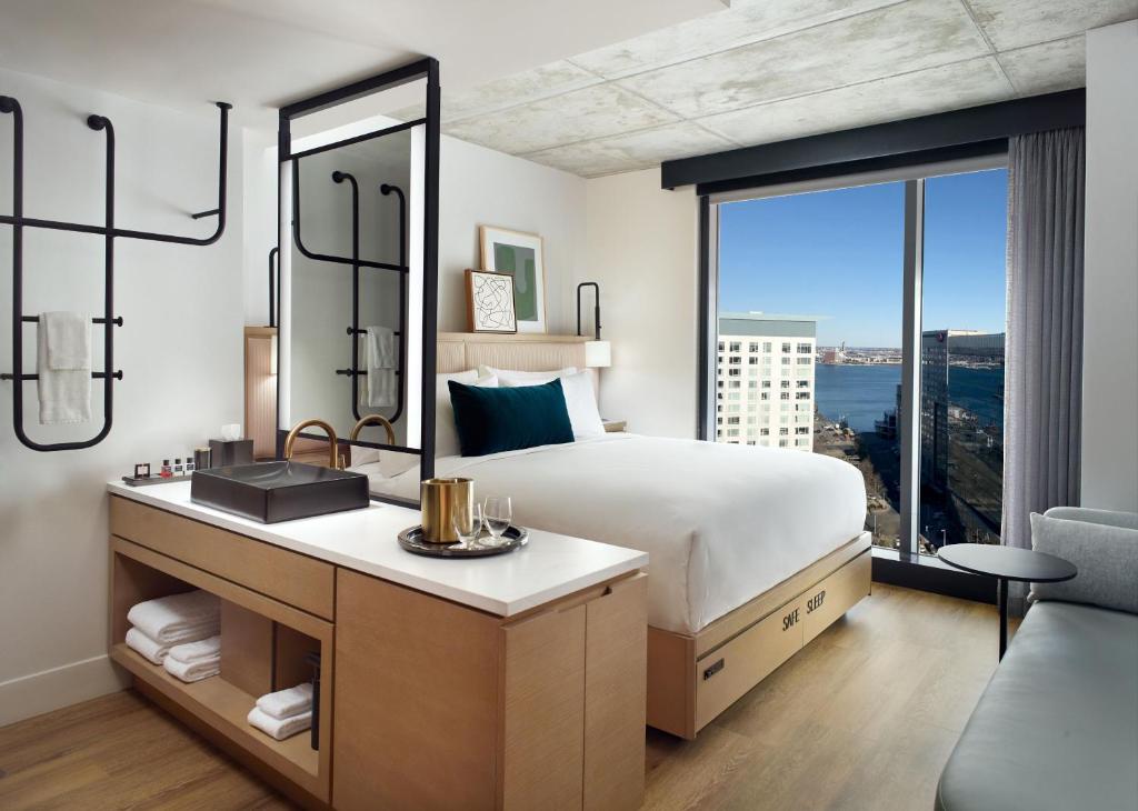 Omni Boston Hotel at the Seaport Room Type - Artist Tower Studio Room 1 King View