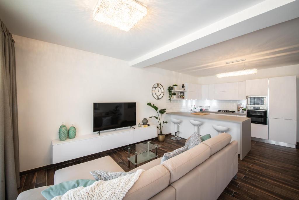 Electra Residence - Luxury Central Beachview Apartment photo 4