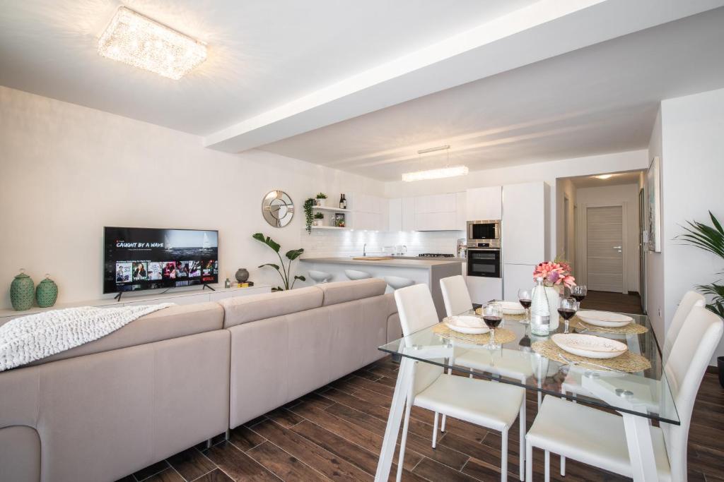 Electra Residence - Luxury Central Beachview Apartment photo 3