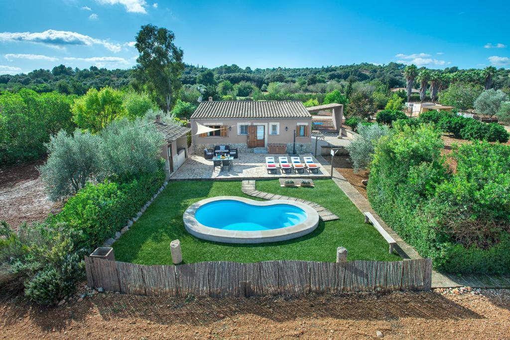 Owl Booking Villa Garreta - Rustic Stay with Mountain Views