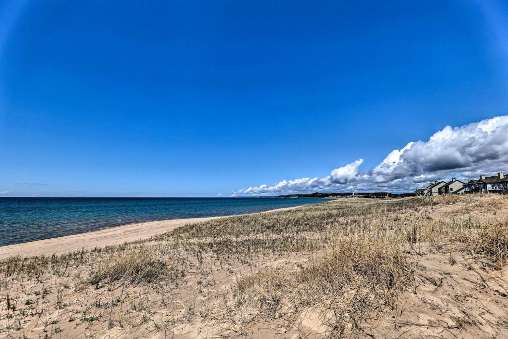 Bright, Beautiful Manistee Condo Near Beach and Pool photo 2