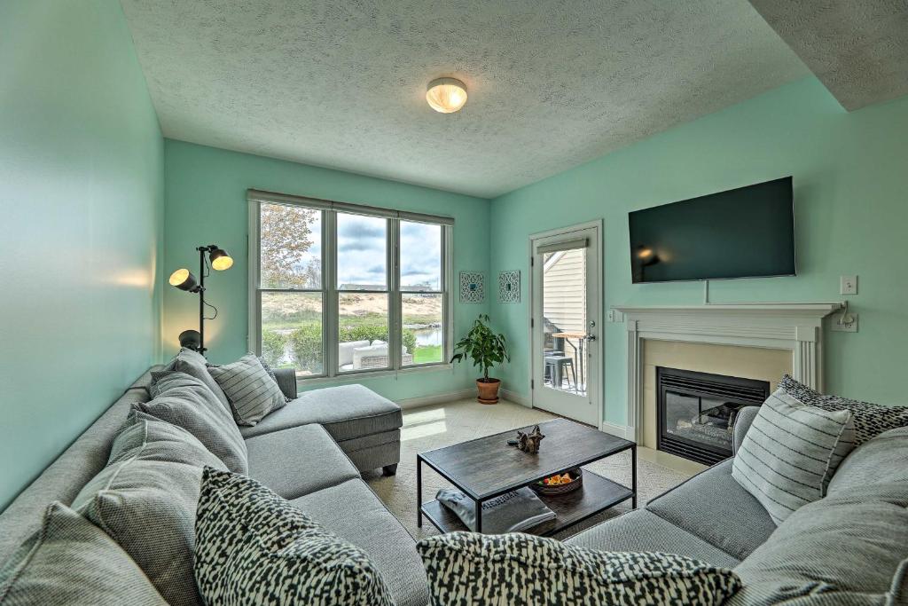 Bright, Beautiful Manistee Condo Near Beach and Pool