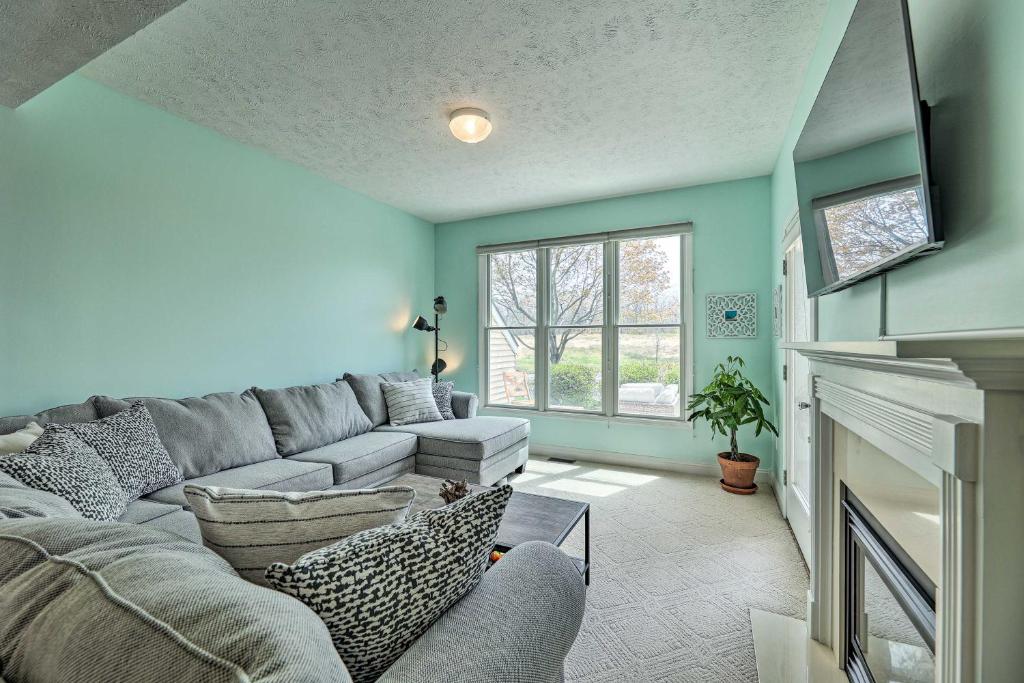 Bright, Beautiful Manistee Condo Near Beach and Pool photo 3