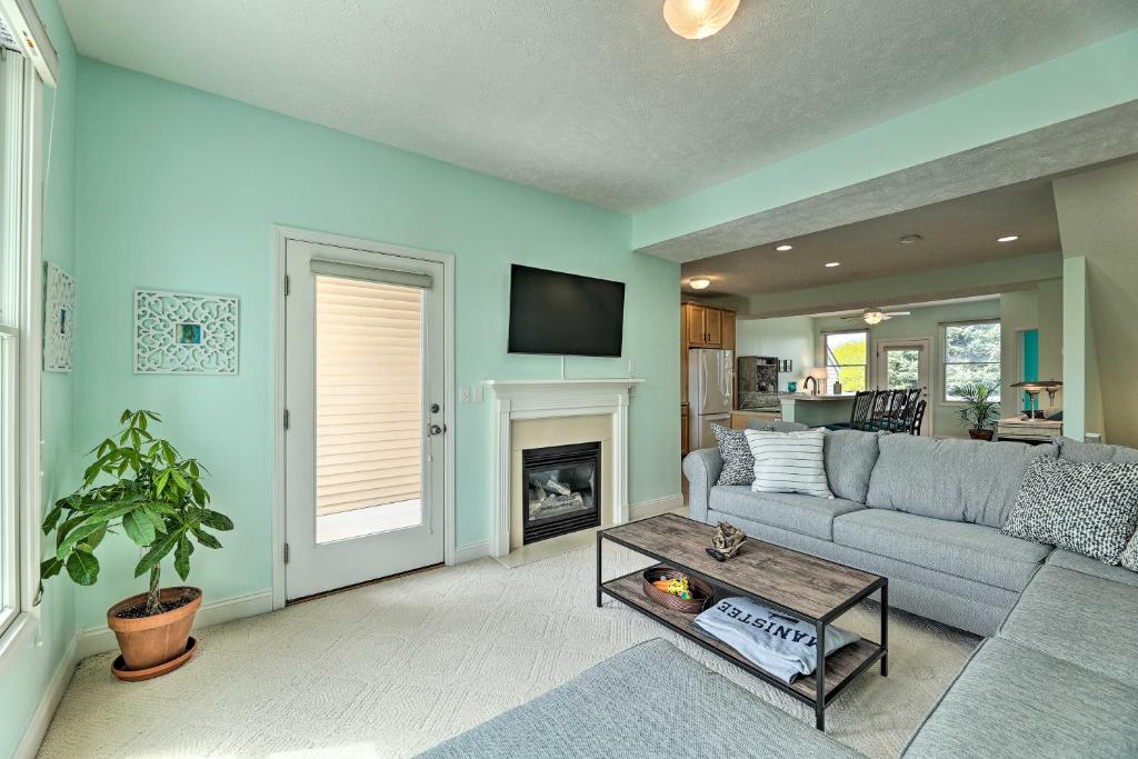 Bright, Beautiful Manistee Condo Near Beach and Pool photo 4
