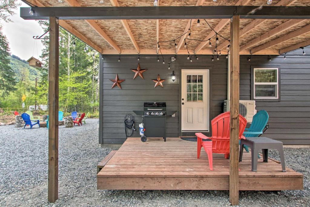 Cozy Cabin - 5 Miles to Mt Rainier National Park! photo 1