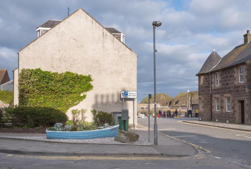 Stonehaven ground floor home with a spectacular harbour view. photo 3