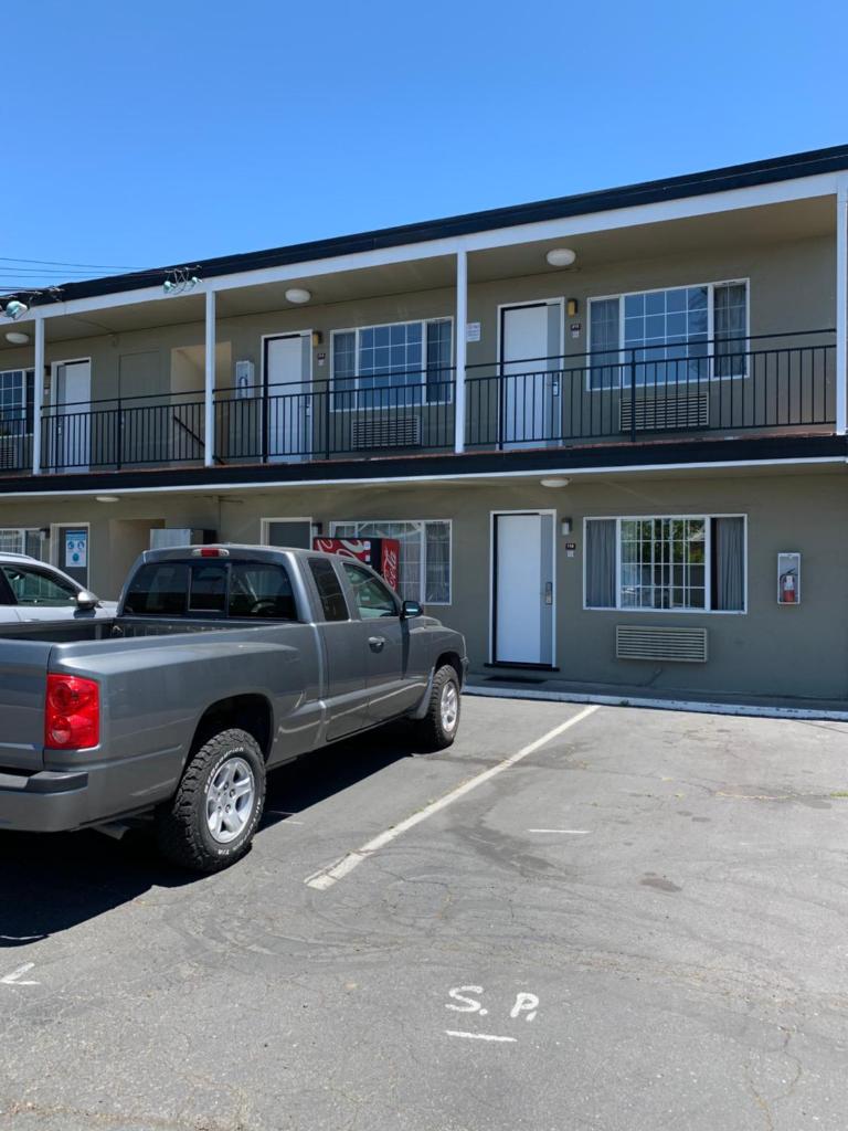 Redwood Inn photo 1