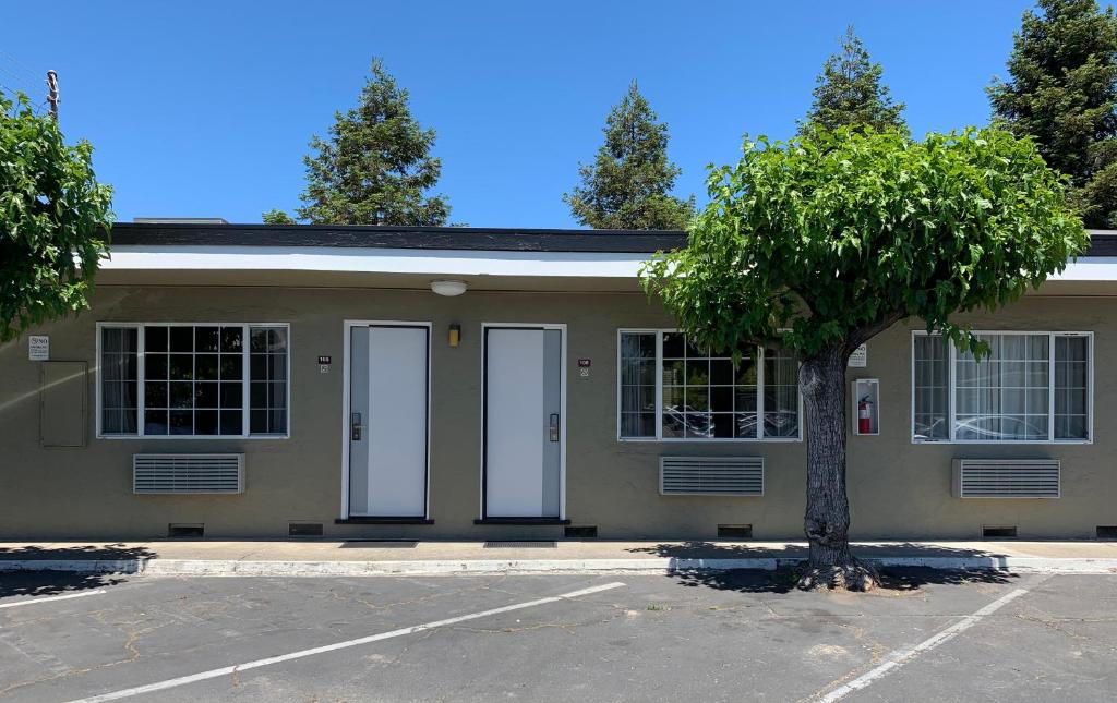 Redwood Inn photo 2