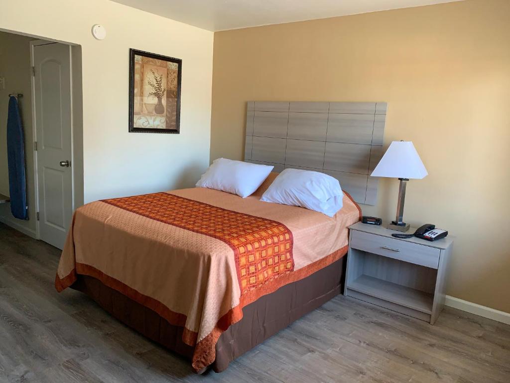 Redwood Inn photo 3