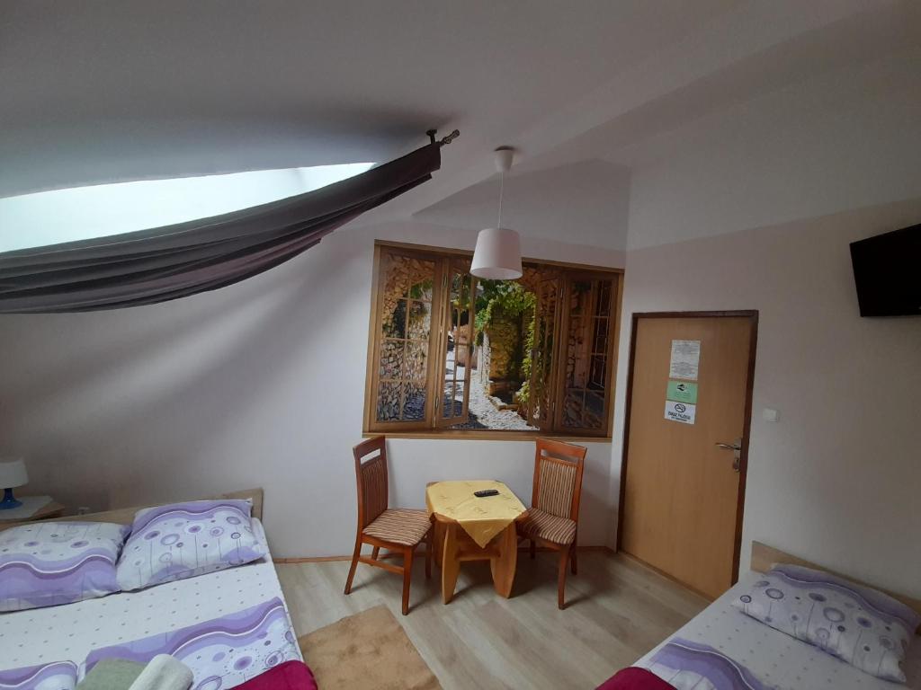 Трехместный (Трехместный номер с ванной комнатой), Green Hostel