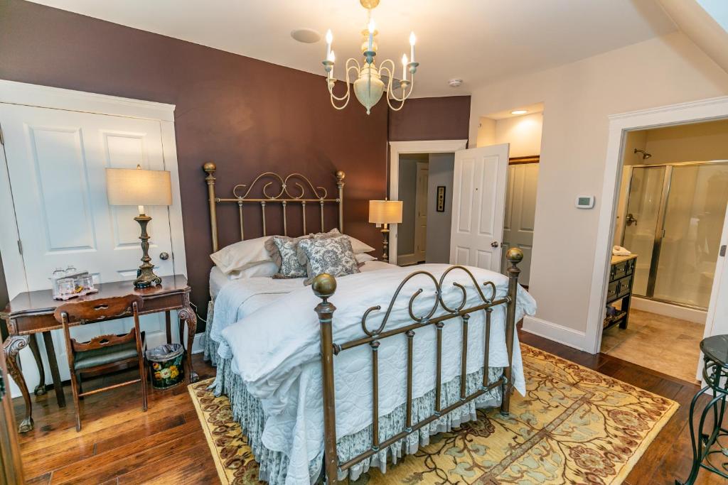 Riverside Gables Bed and Breakfast image