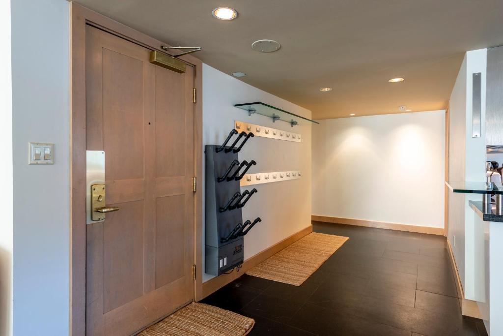 Amazing Ski in Ski out 3 Bedroom with Slope side Views photo 4