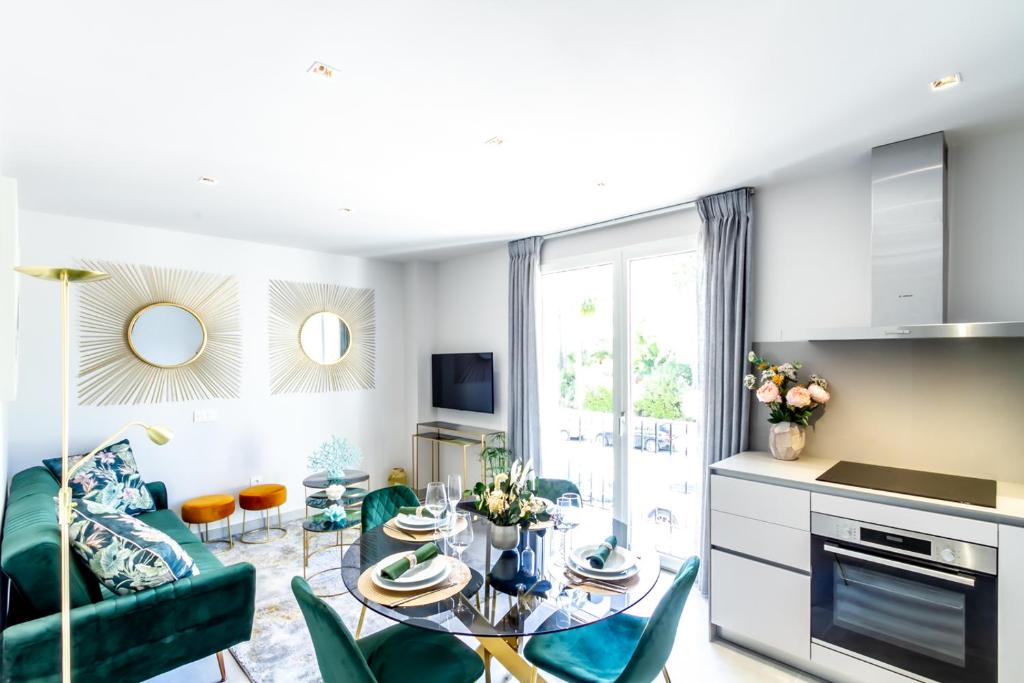 MARBELLA BANUS SUITES - Bird Of Paradise Playas del Duque Banús Suite Apartment photo 4