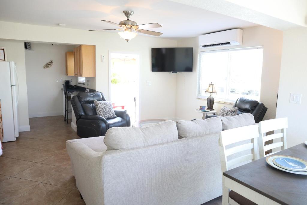 Oceanside, pet friendly, 2/2 smart home with paddle equip.-SUPs, kayaks photo 2