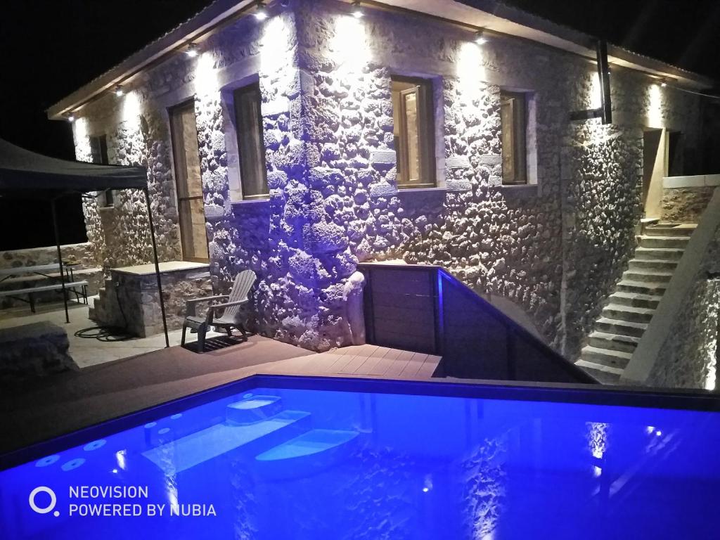 Pool House ( Πέτρινο σπίτι με πισίνα )