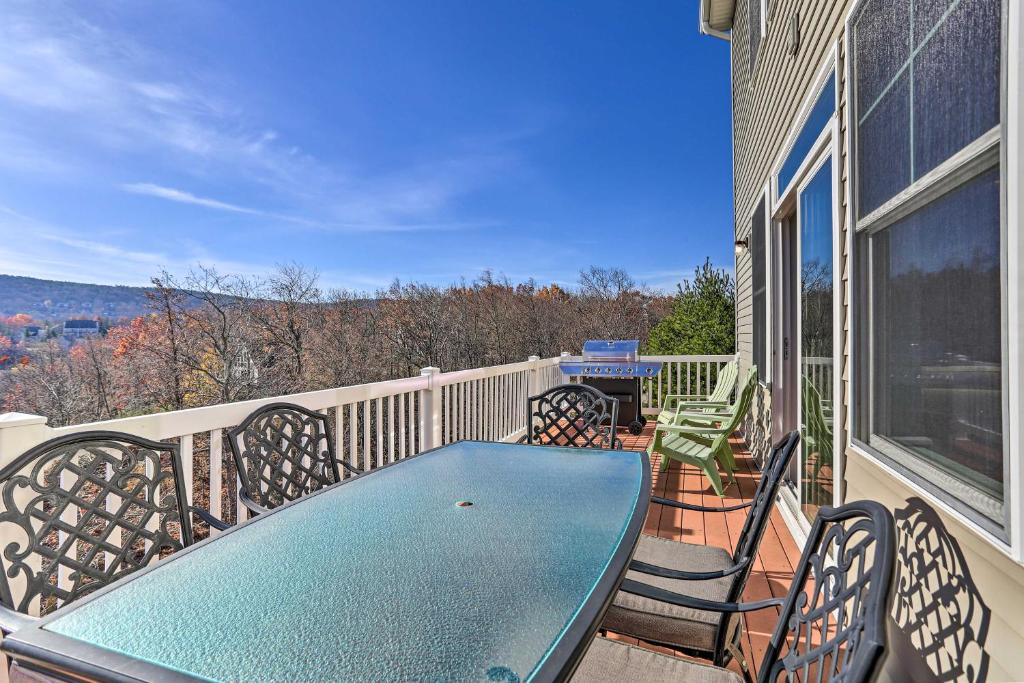 New ! Slopeside Townhome : WFH, Ski, Dine & Hike image
