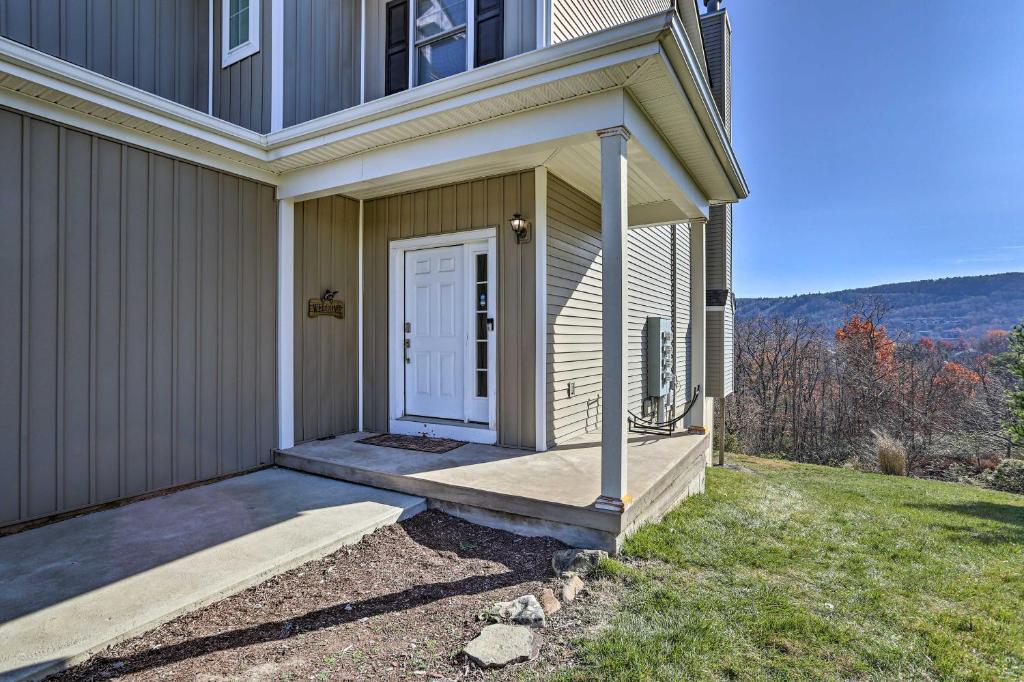 New ! Slopeside Townhome : WFH, Ski, Dine & Hike photo 2