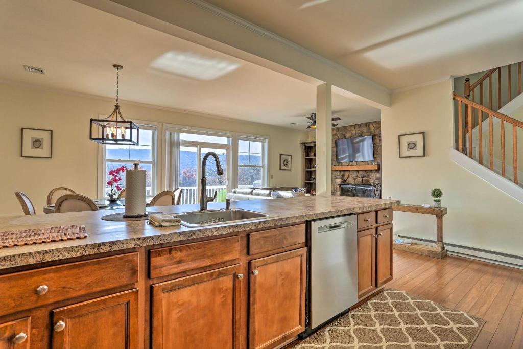 New ! Slopeside Townhome : WFH, Ski, Dine & Hike photo 3