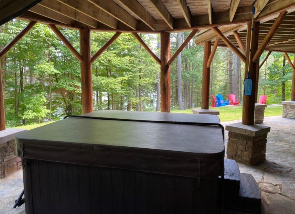 Large Luxury Lakefront Cottage Calabogie photo 4