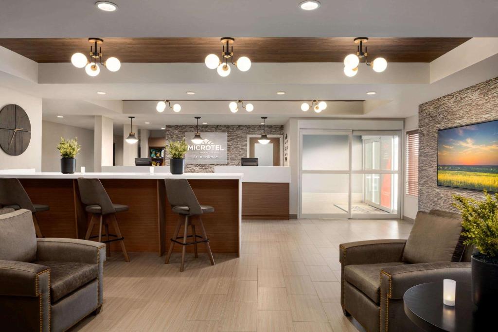 Microtel Inn & Suites by Wyndham Bonnyville photo 4