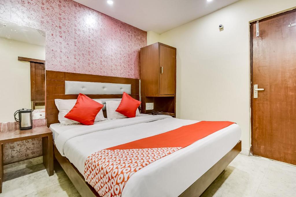 Трехместный (Классический трехместный номер), OYO 64637 Coral Plaza Hotel