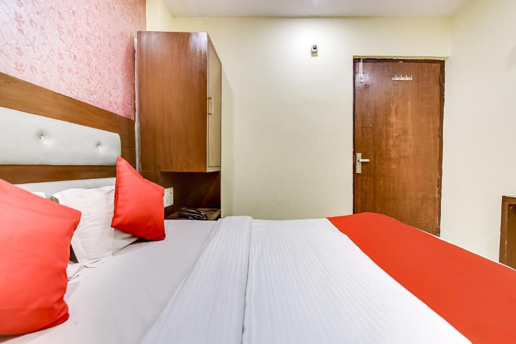 Трехместный (Классический трехместный номер), OYO 64637 Coral Plaza Hotel