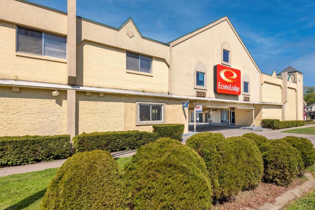 Econo Lodge Cortland image