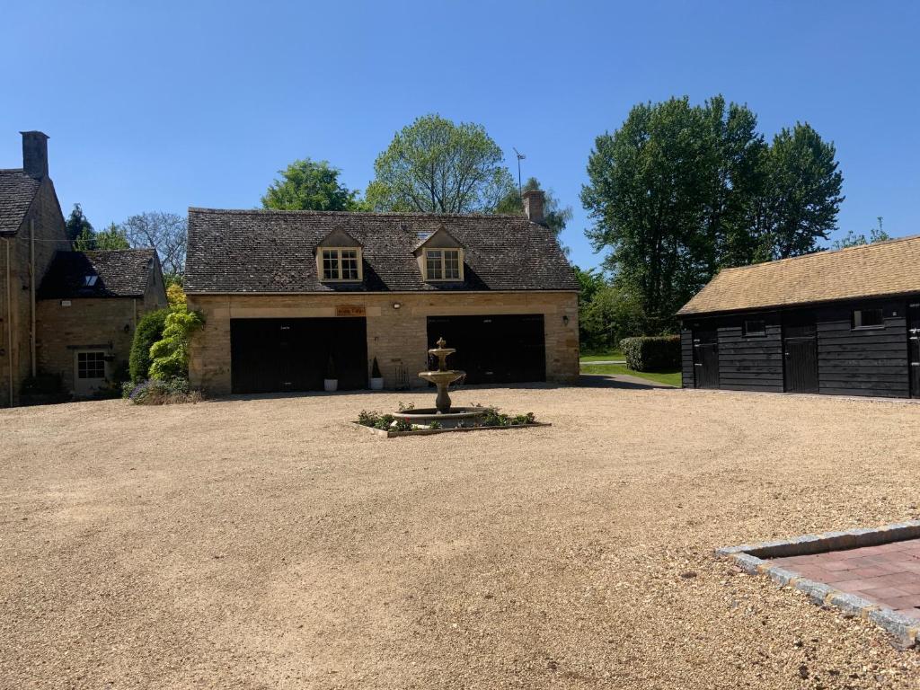Stable Lodge at Bledington Mill - Tap to explore photos