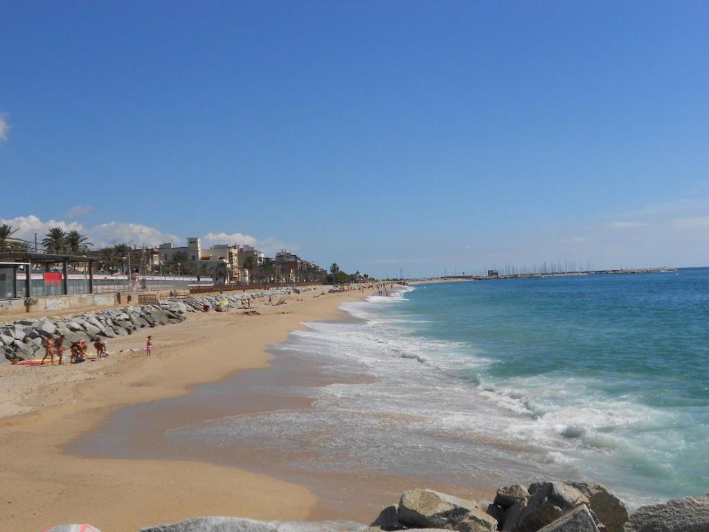Céntrico apartamento cerca de playa y tren a Barcelona para 6 pax photo 1