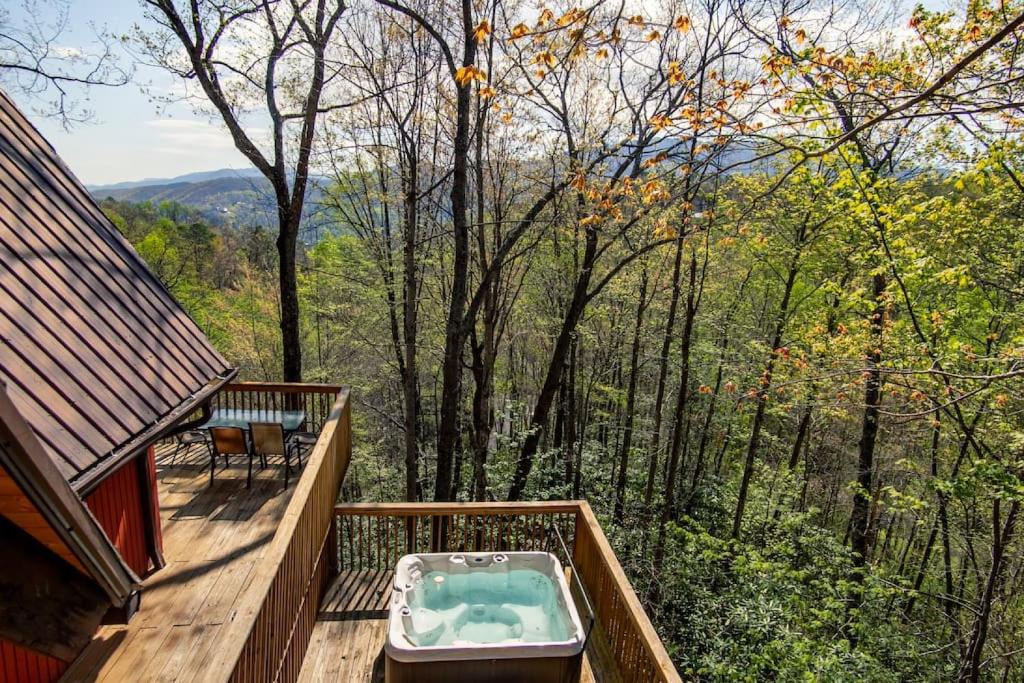 Bear View Chalet with hot tub and near Ober image