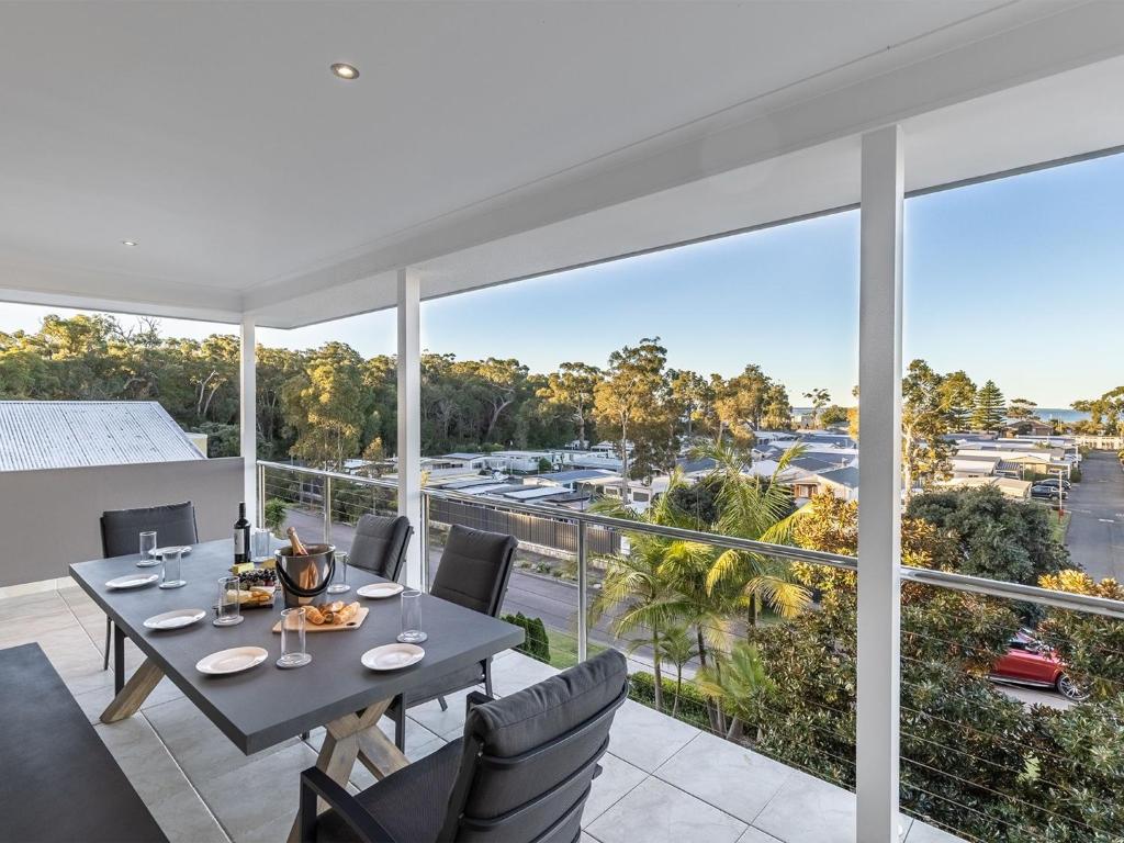 Jackson View luxury holiday property with water views photo 2