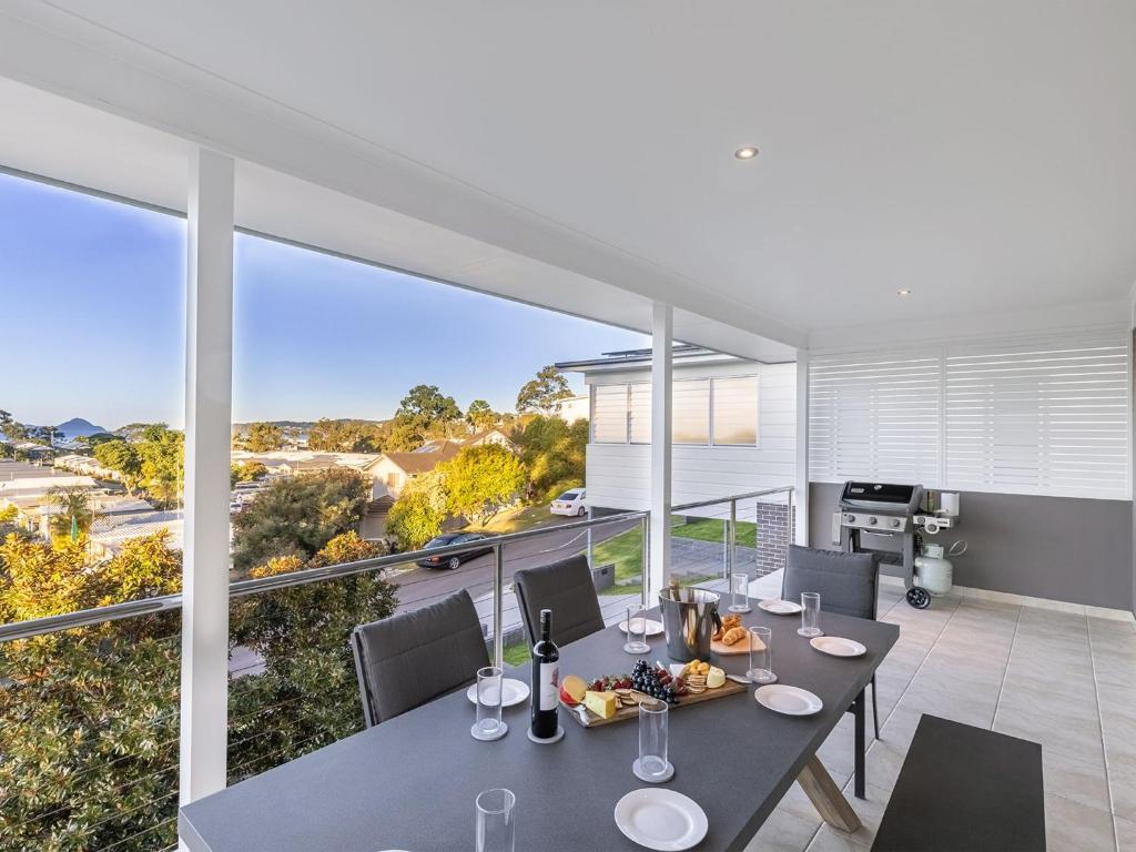 Jackson View luxury holiday property with water views photo 3