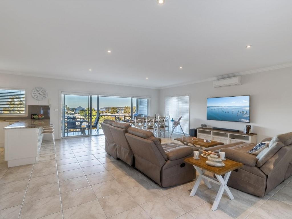 Jackson View luxury holiday property with water views photo 4