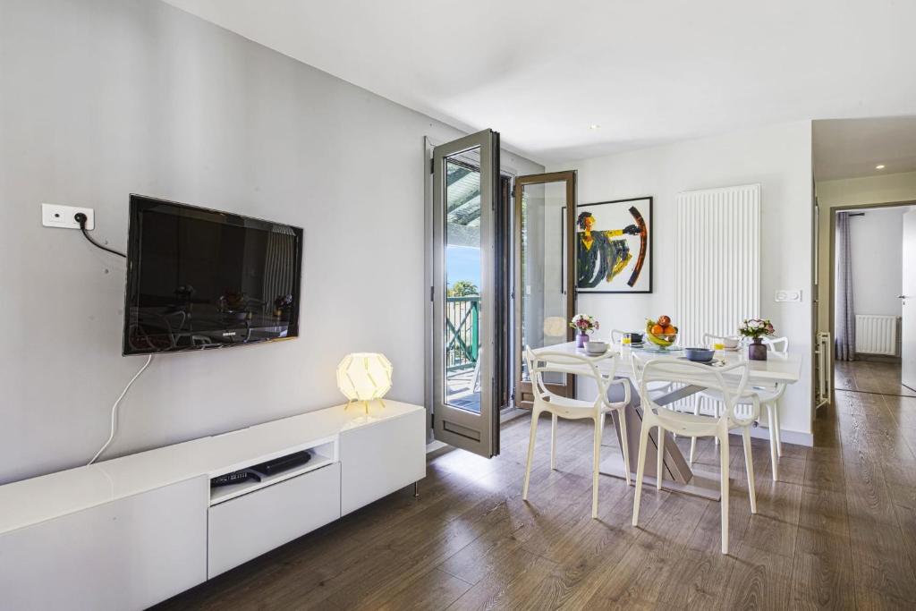 Modern flat with three balconies in Biarritz - Welkeys photo 3