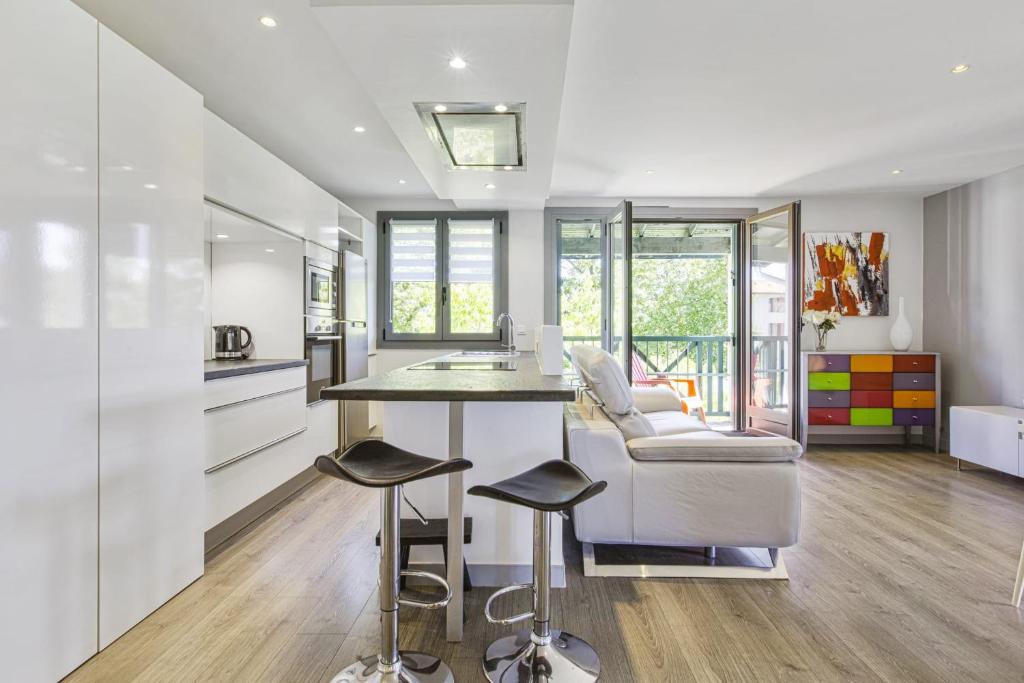 Modern flat with three balconies in Biarritz - Welkeys photo 4