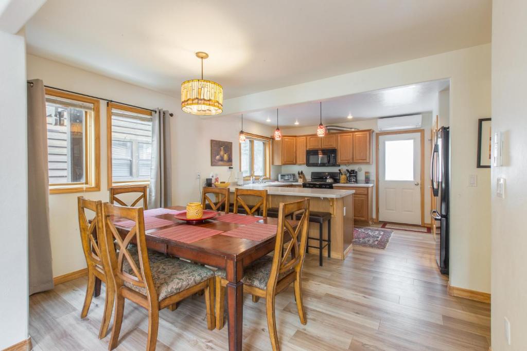 1490OAK Grandview Condo photo 4