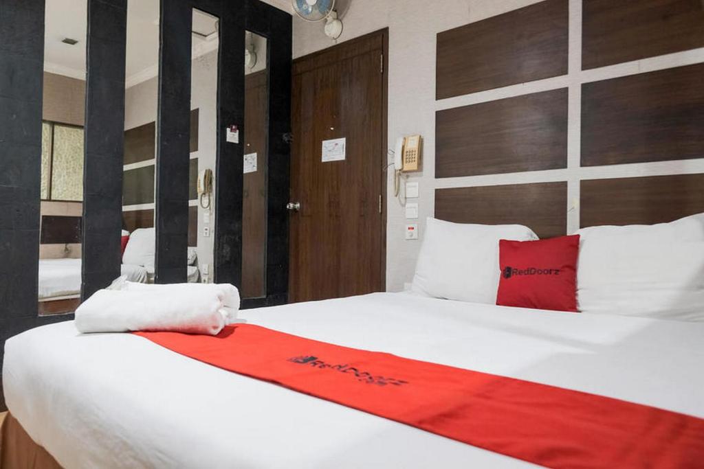 RedDoorz near Waterboom Lippo Cikarang photo 3