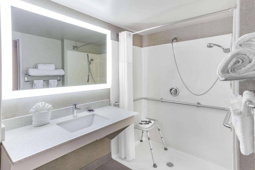 Wingate by Wyndham Tinley Park - Tap to explore photos