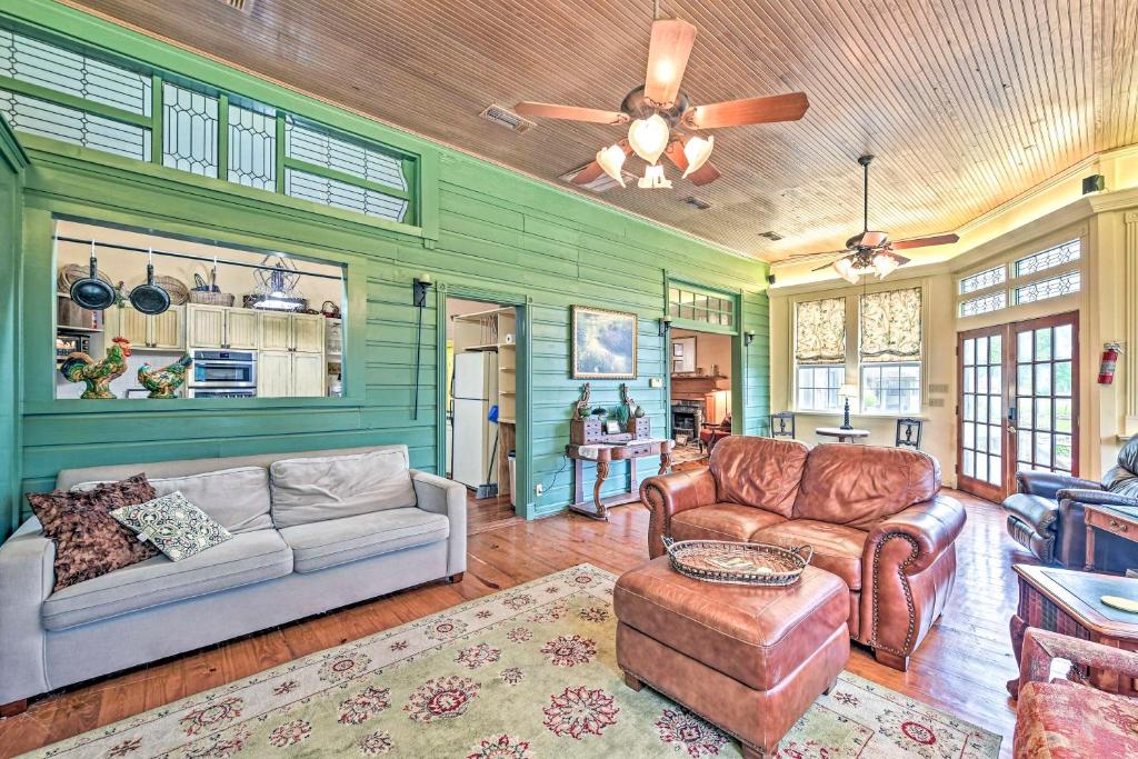 The Lilly House Historic Glen Rose Home with Porch! photo 3
