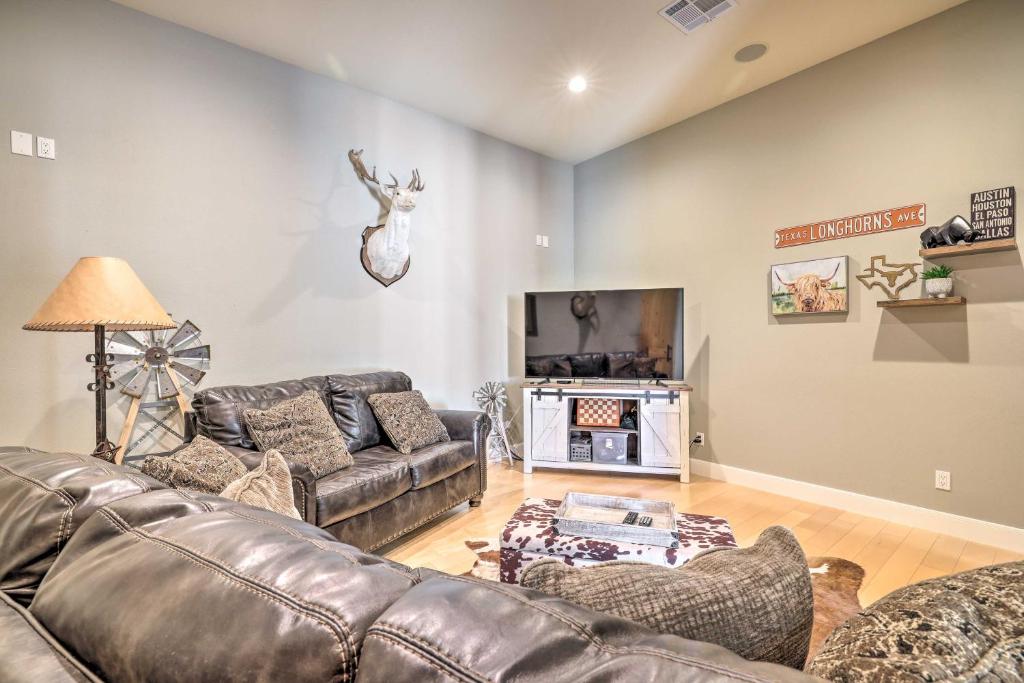 Luxe Lakeview Escape with Hot Tub, 1mi to Canyon Lake photo 4