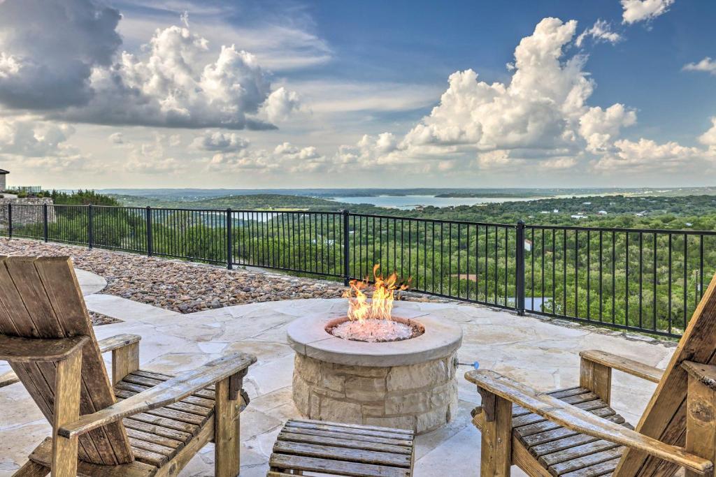 Luxe Lakeview Escape with Hot Tub, 1mi to Canyon Lake photo 2