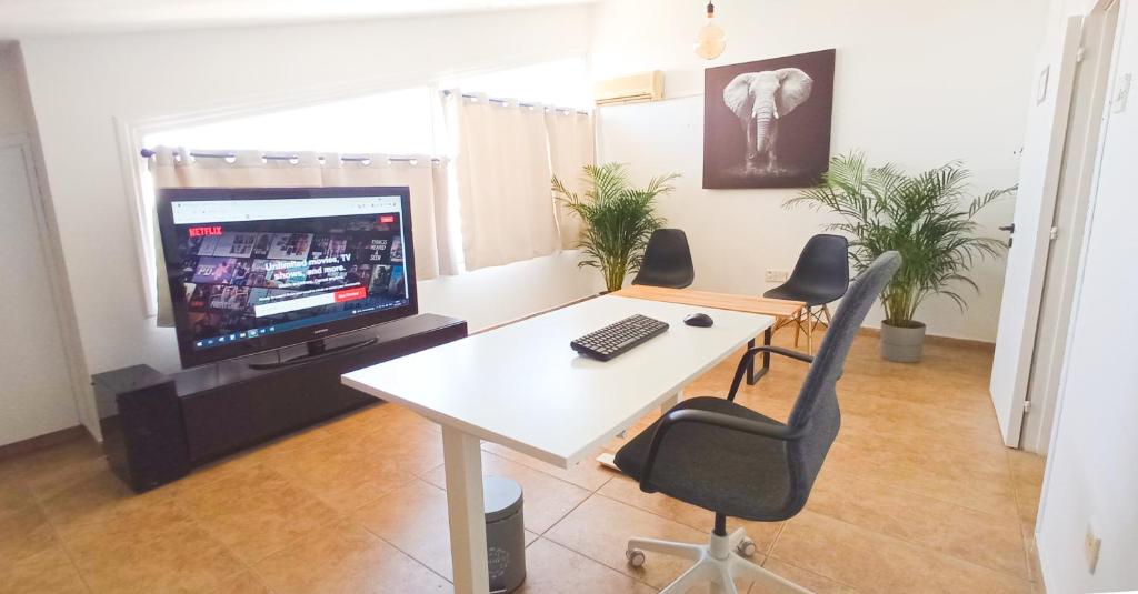 Luxury private rooms -SEA VIEW, NETFLIX, GYM- 5 Min from beach! - private room in shared apartment photo 1
