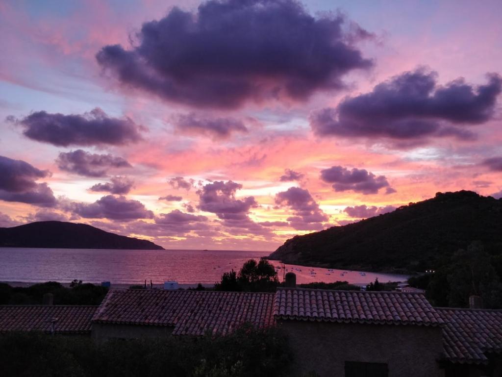 Demi villa à 250m de la plage avec vue sur mer