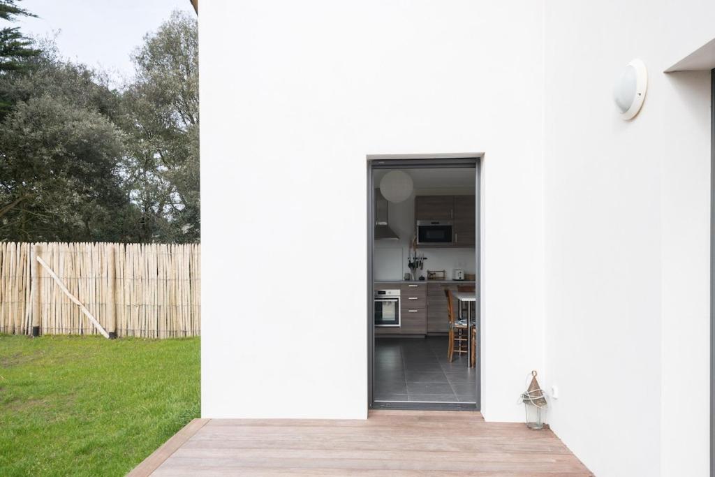 Une belle maison ouverte sur le jardin, près de la mer photo 2