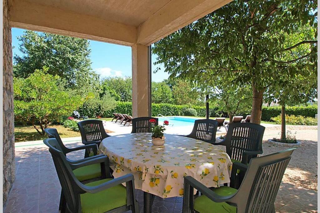 Peaceful Villa Fioretta with relaxing pool photo 2