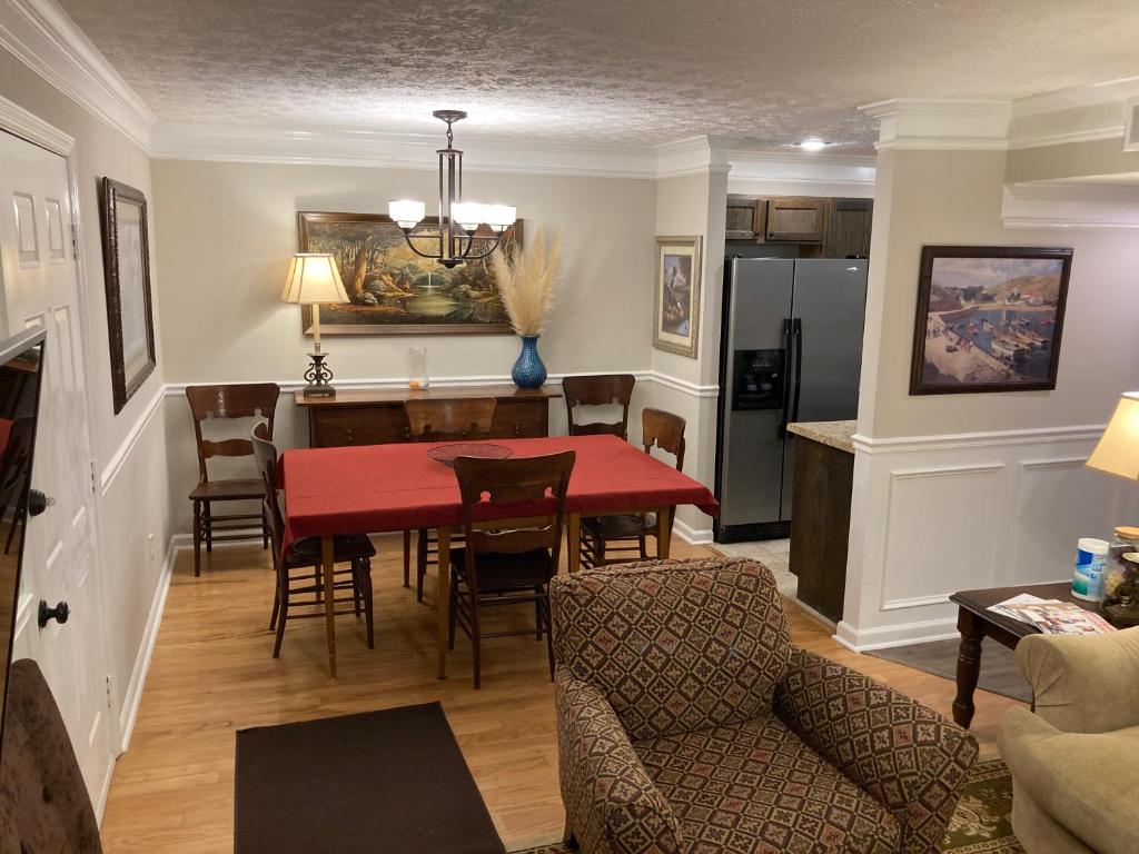 Spacious 3 Bedroom 2 bath Condo close to Five-points in Athens photo 1
