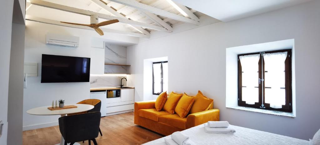MANZANO PALACE. Habitaciones y Suites 30 m2 en la Plaza Mayor photo 1
