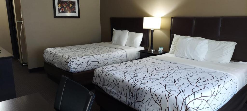 Parkwood Inn & Suites image