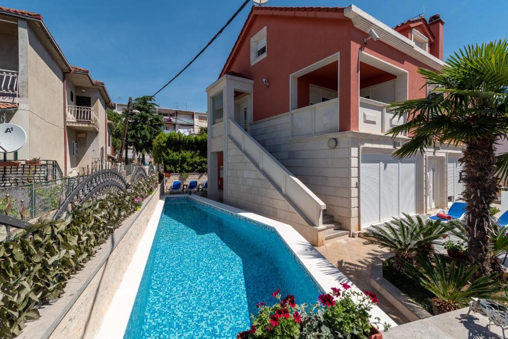 VILLA SARA-Trogir center-pool-parking photo 1