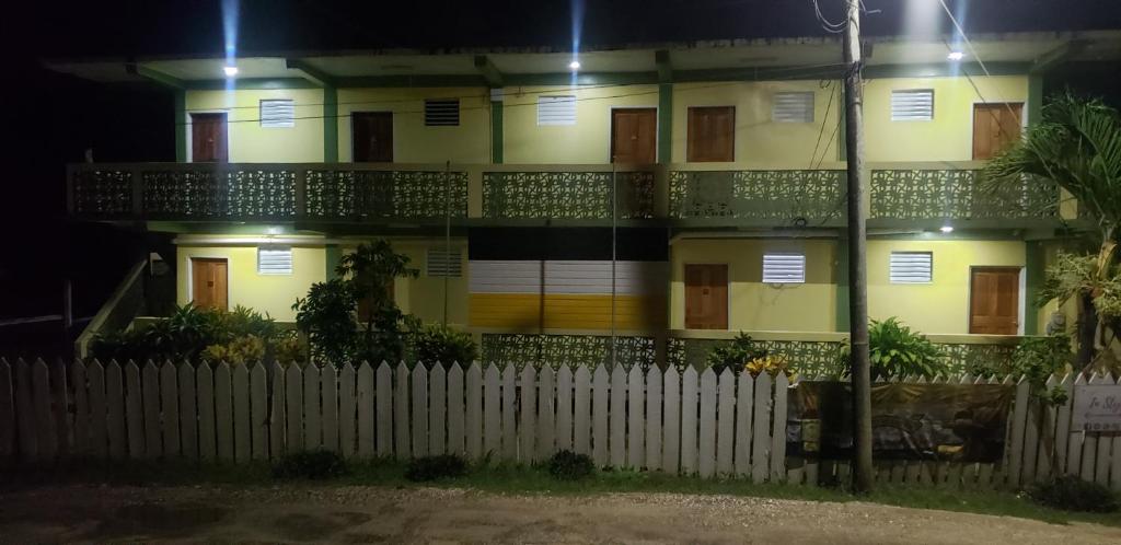 Pal's on the beach - Dangriga, Belize photo 3